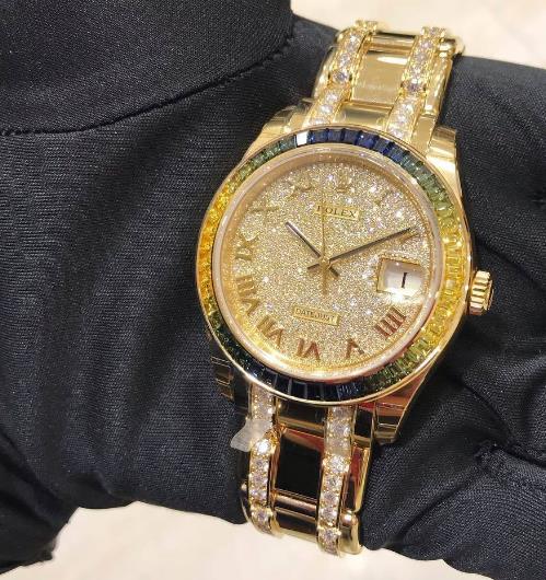 The 39 mm fake watches are made from 18ct gold.