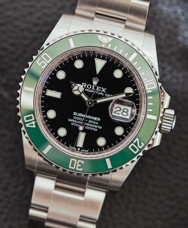 The green bezel of the new copy Submariner is as same as the old edition.