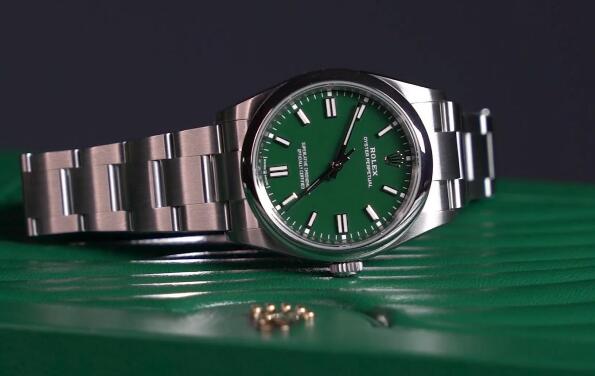 Rolex Oyster Perpetual 126000 is suitable for both men and women.