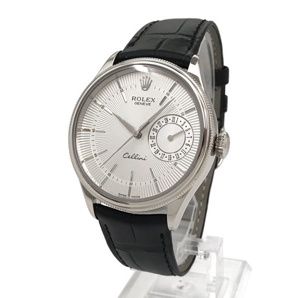The 18ct white gold fake watch is designed for men.